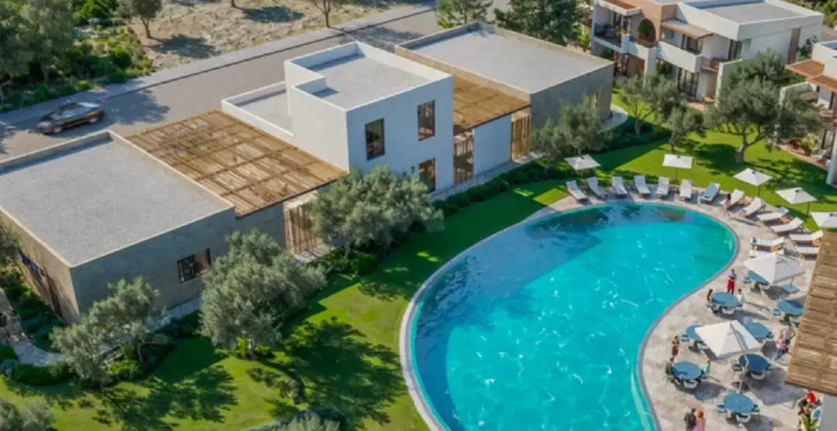 Pools, Restaurants & Sports